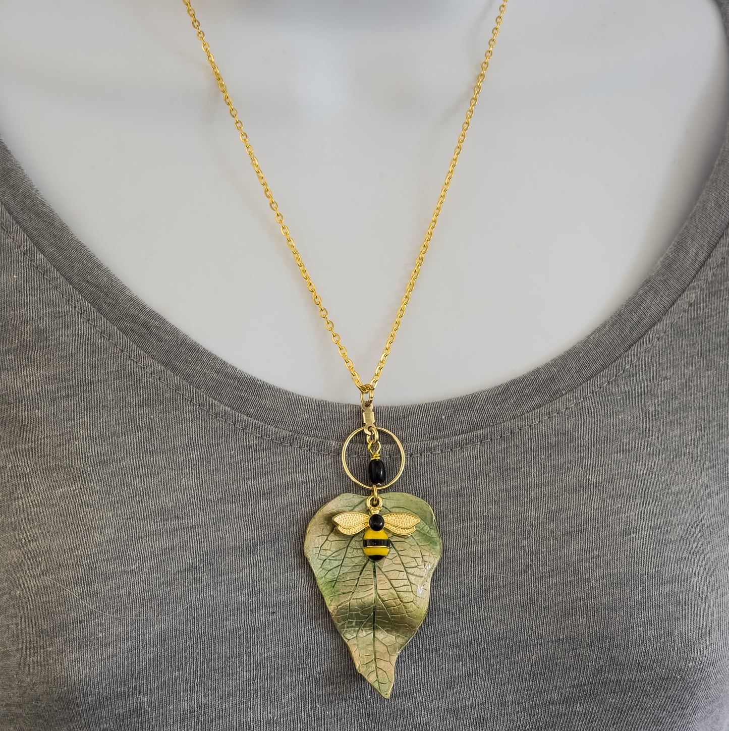 BEE ON LEAF NECKLACE 23N0020