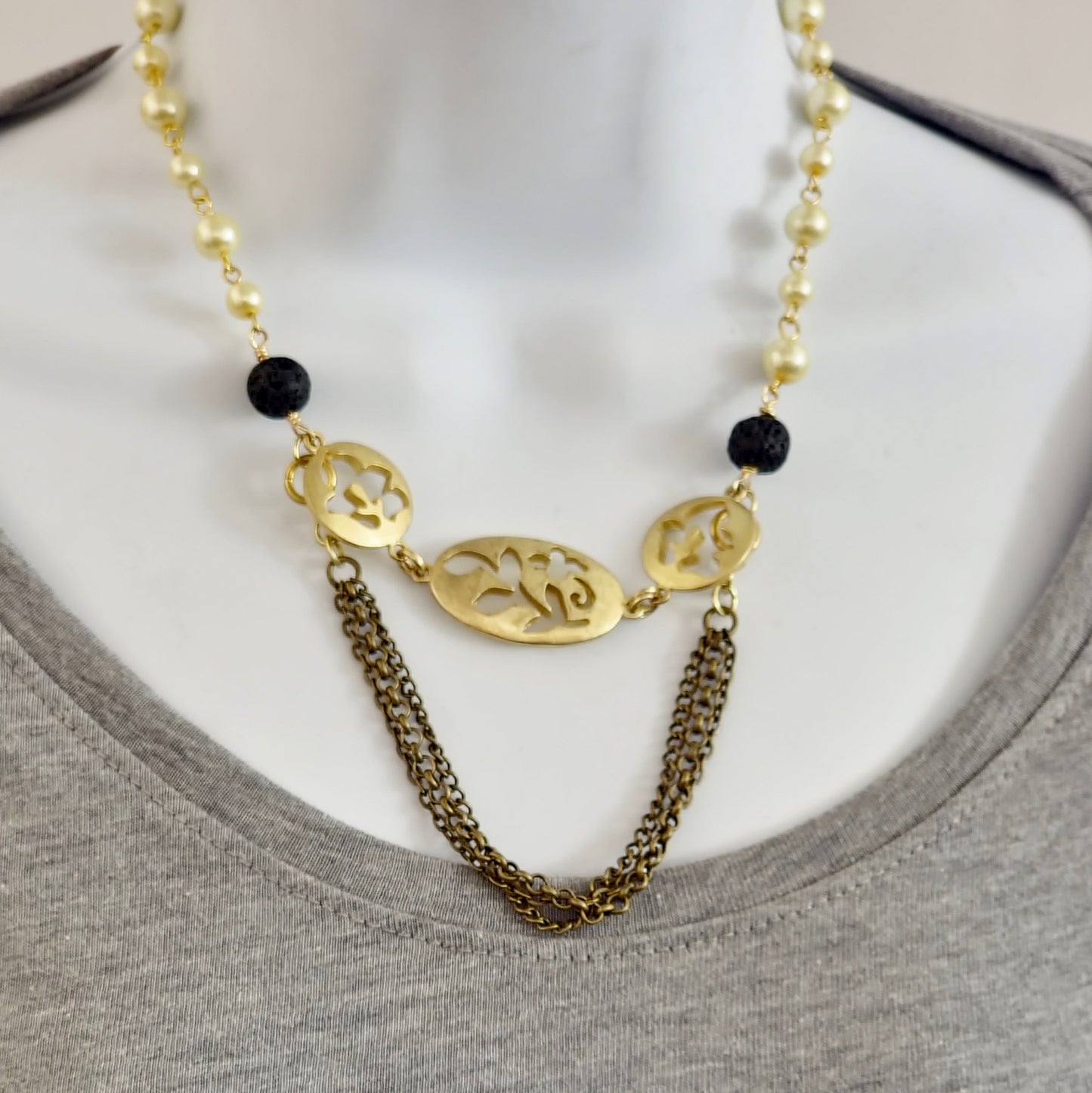 PEEK-A-BOO LEAF NECKLACE 20N0190