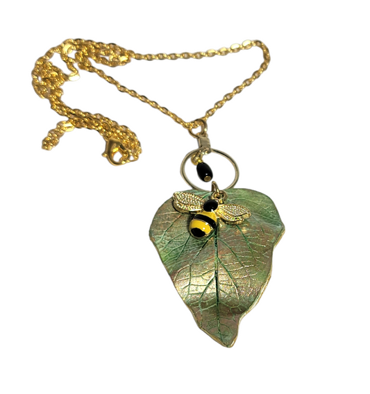 BEE ON LEAF NECKLACE 23N0020